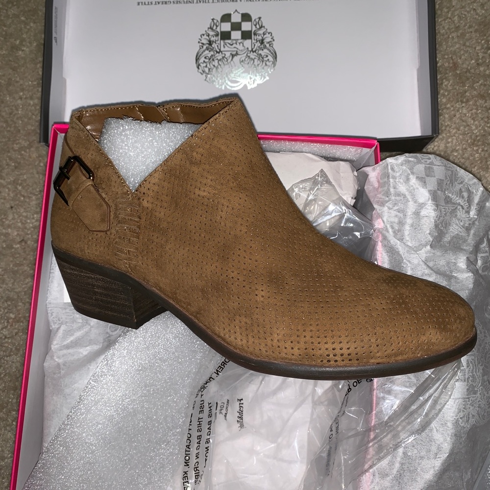 NIB Vince Camuto Suede Booties